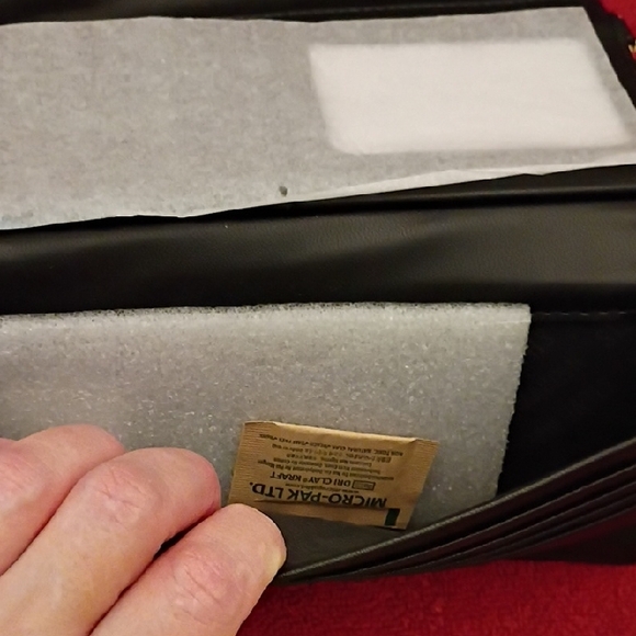 NWT🎁FREE GIFT INCLUDED🎁Steve Madden Black Wristlet with Gold Brand Logo - Picture 10 of 16